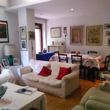 Lovely Close To Stores And Transportation